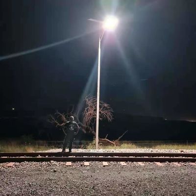 Tous dans un poteau actionné solaire du réverbère de 14000lm 30W 80W LED 18V installer
